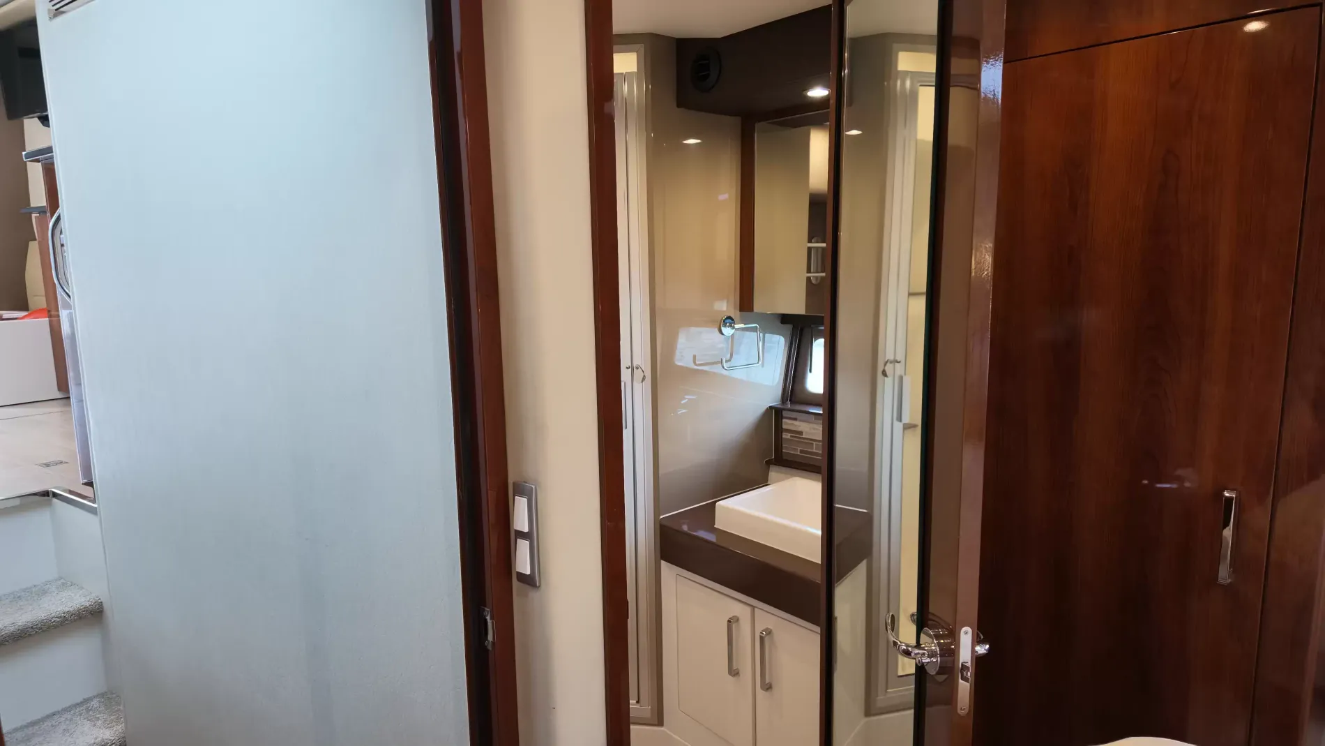Pre-Owned 2016 Carver C40 for Sale | Vancouver, BC | M&P Yacht Centre | 6ab445420685f147260b78bf