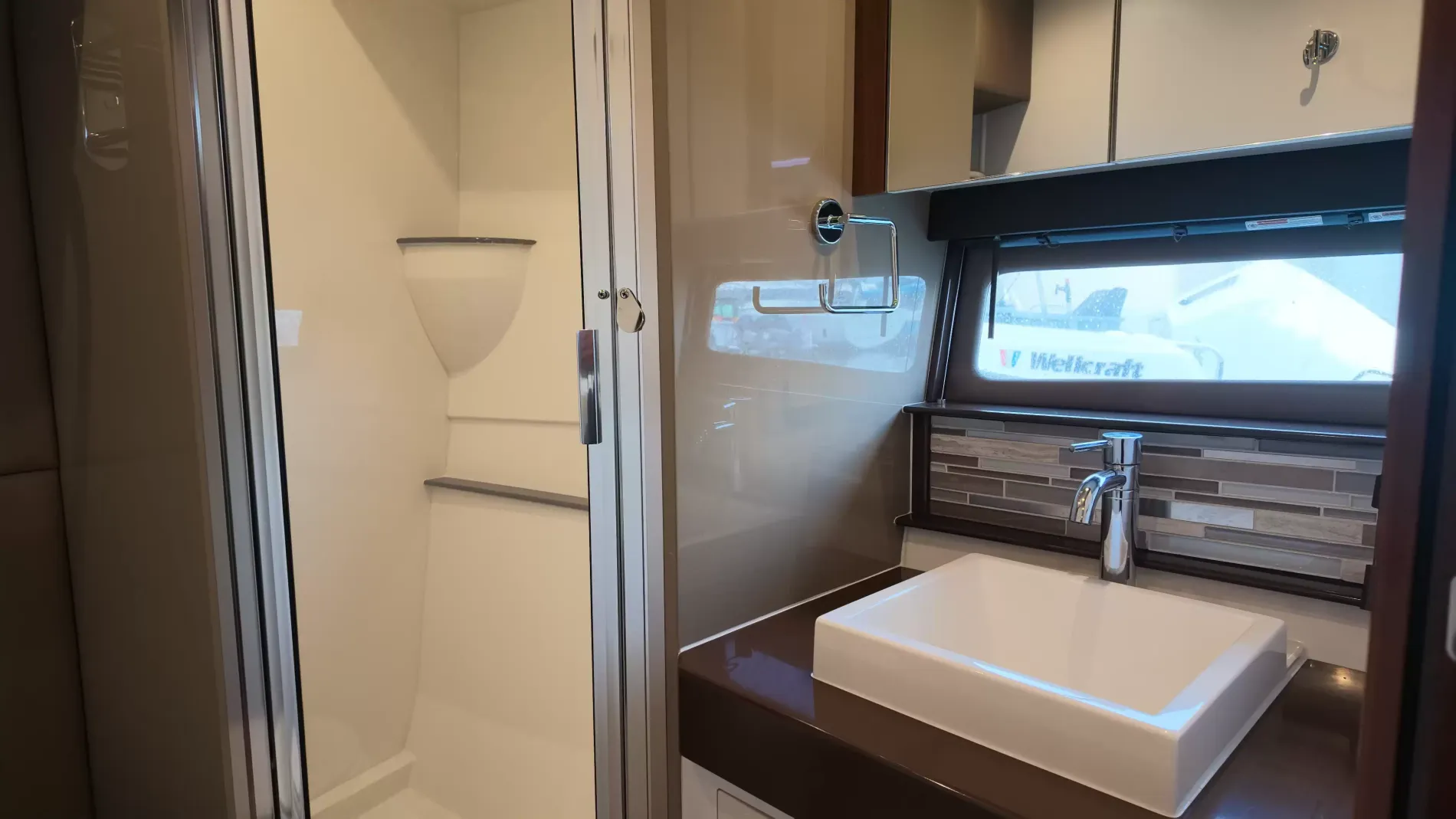Pre-Owned 2016 Carver C40 for Sale | Vancouver, BC | M&P Yacht Centre | 6ab445420685f147260b78bf