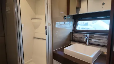 Pre-Owned 2016 Carver C40 for Sale | Vancouver, BC | M&P Yacht Centre | 6ab445420685f147260b78bf