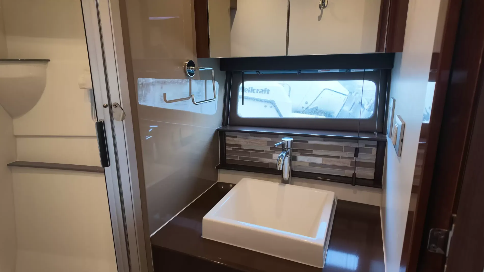Pre-Owned 2016 Carver C40 for Sale | Vancouver, BC | M&P Yacht Centre | 6ab445420685f147260b78bf