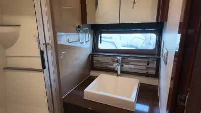 Pre-Owned 2016 Carver C40 for Sale | Vancouver, BC | M&P Yacht Centre | 6ab445420685f147260b78bf