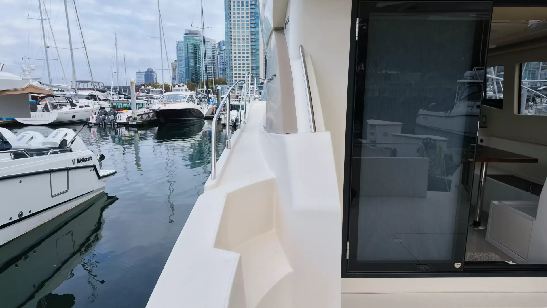 Pre-Owned 2016 Carver C40 for Sale | Vancouver, BC | M&P Yacht Centre | 6ab445420685f147260b78bf