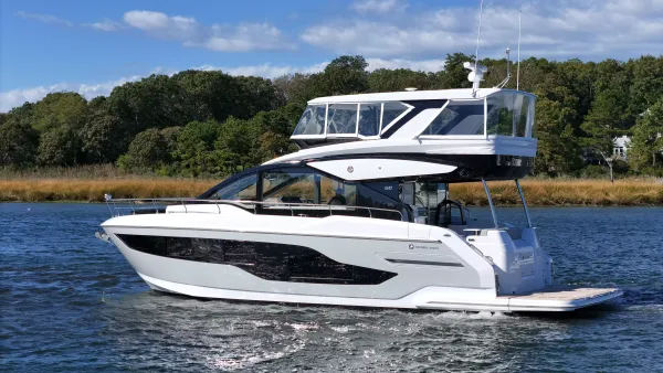 2027 Cruisers Yachts 50 FLY detail image 1