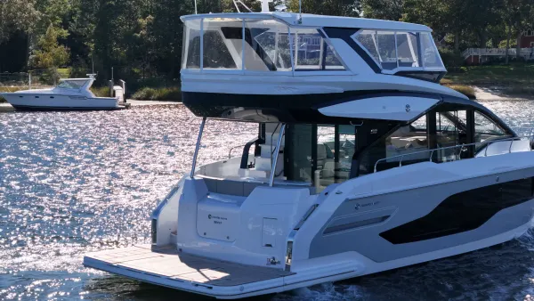 2027 Cruisers Yachts 50 FLY detail image 11