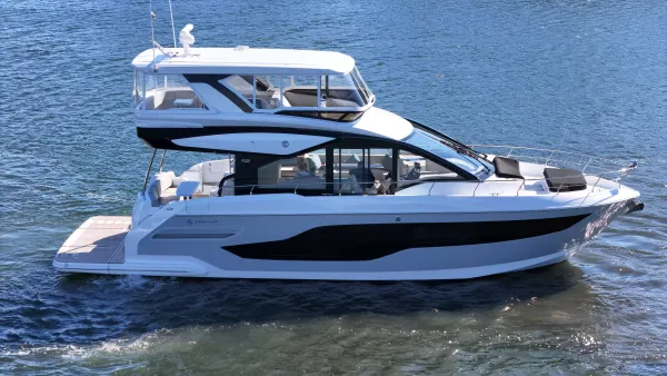 2027 Cruisers Yachts 50 FLY detail image 6