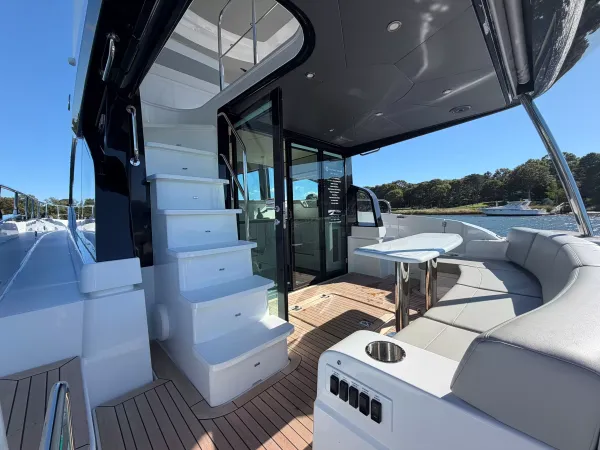 2027 Cruisers Yachts 50 FLY detail image 15