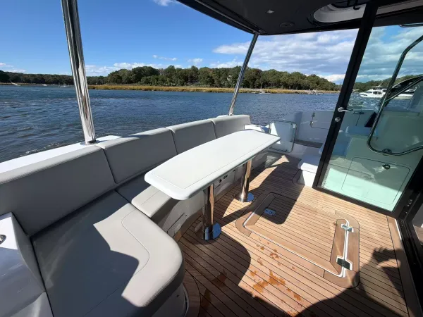 2027 Cruisers Yachts 50 FLY detail image 17