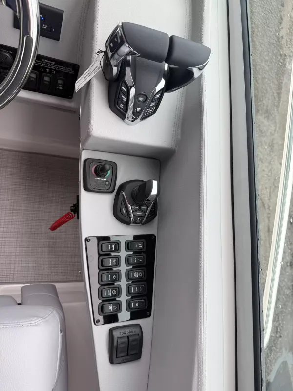 2027 Regal 33 XO detail image 10