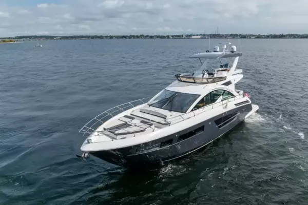 2018 Cruisers Yachts 60 FLY detail image 3
