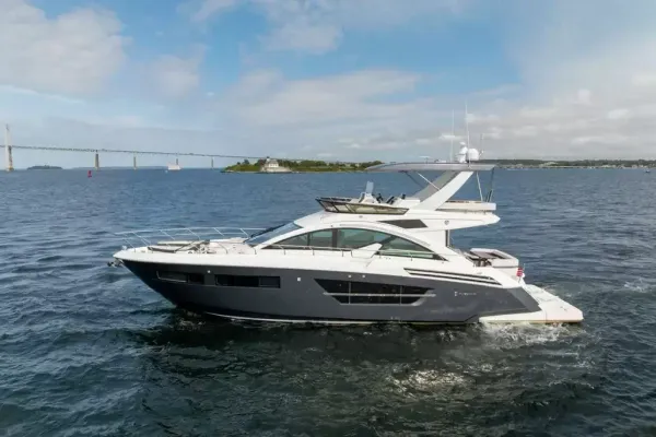 2018 Cruisers Yachts 60 FLY detail image 4