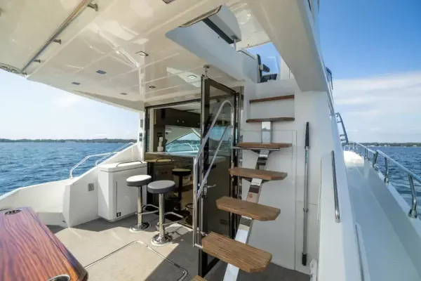 2018 Cruisers Yachts 60 FLY detail image 14
