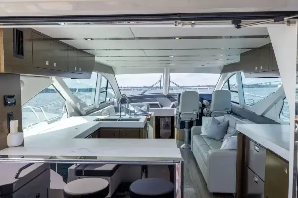 2018 Cruisers Yachts 60 FLY detail image 16