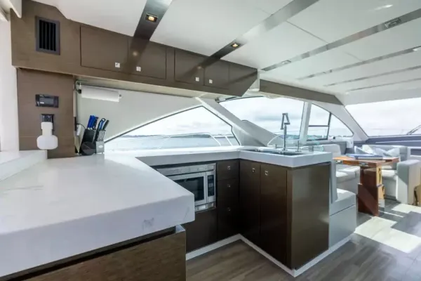 2018 Cruisers Yachts 60 FLY detail image 17