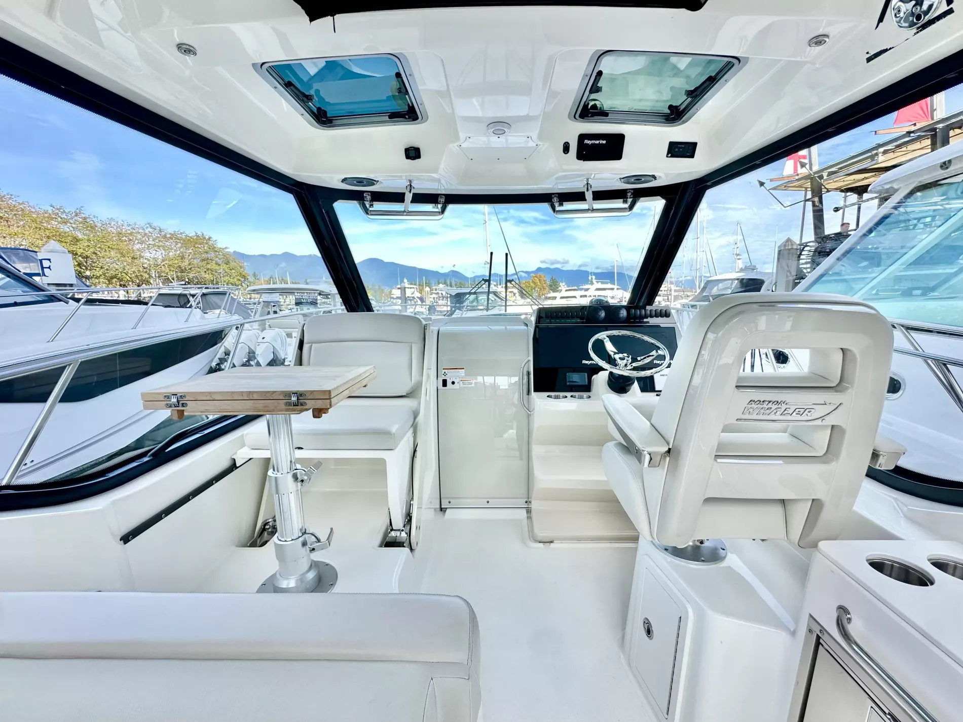 Pre-Owned 2020 Boston whaler 325 Conquest for Sale | Vancouver, BC | M&P Yacht Centre | 6ac6861e7c52e6089b0ec7f1