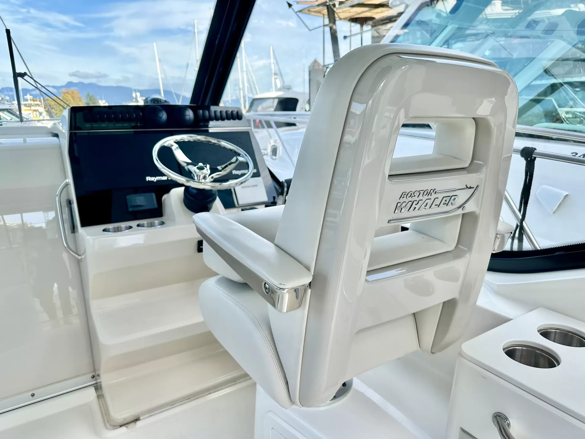 Pre-Owned 2020 Boston whaler 325 Conquest for Sale | Vancouver, BC | M&P Yacht Centre | 6ac6861e7c52e6089b0ec7f1