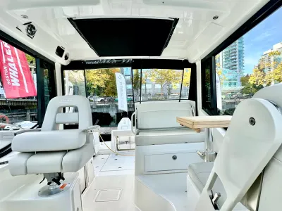 Pre-Owned 2020 Boston whaler 325 Conquest for Sale | Vancouver, BC | M&P Yacht Centre | 6ac6861e7c52e6089b0ec7f1