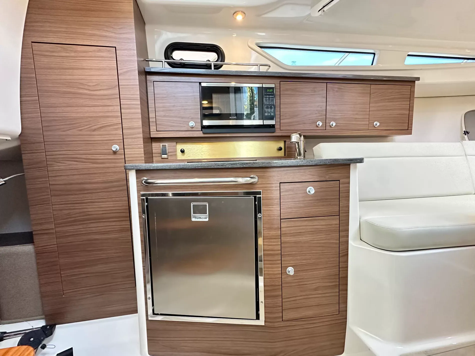 Pre-Owned 2020 Boston whaler 325 Conquest for Sale | Vancouver, BC | M&P Yacht Centre | 6ac6861e7c52e6089b0ec7f1