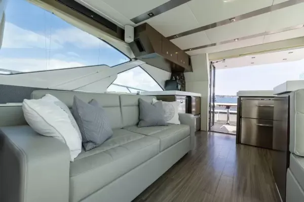 2018 Cruisers Yachts 60 FLY detail image 24
