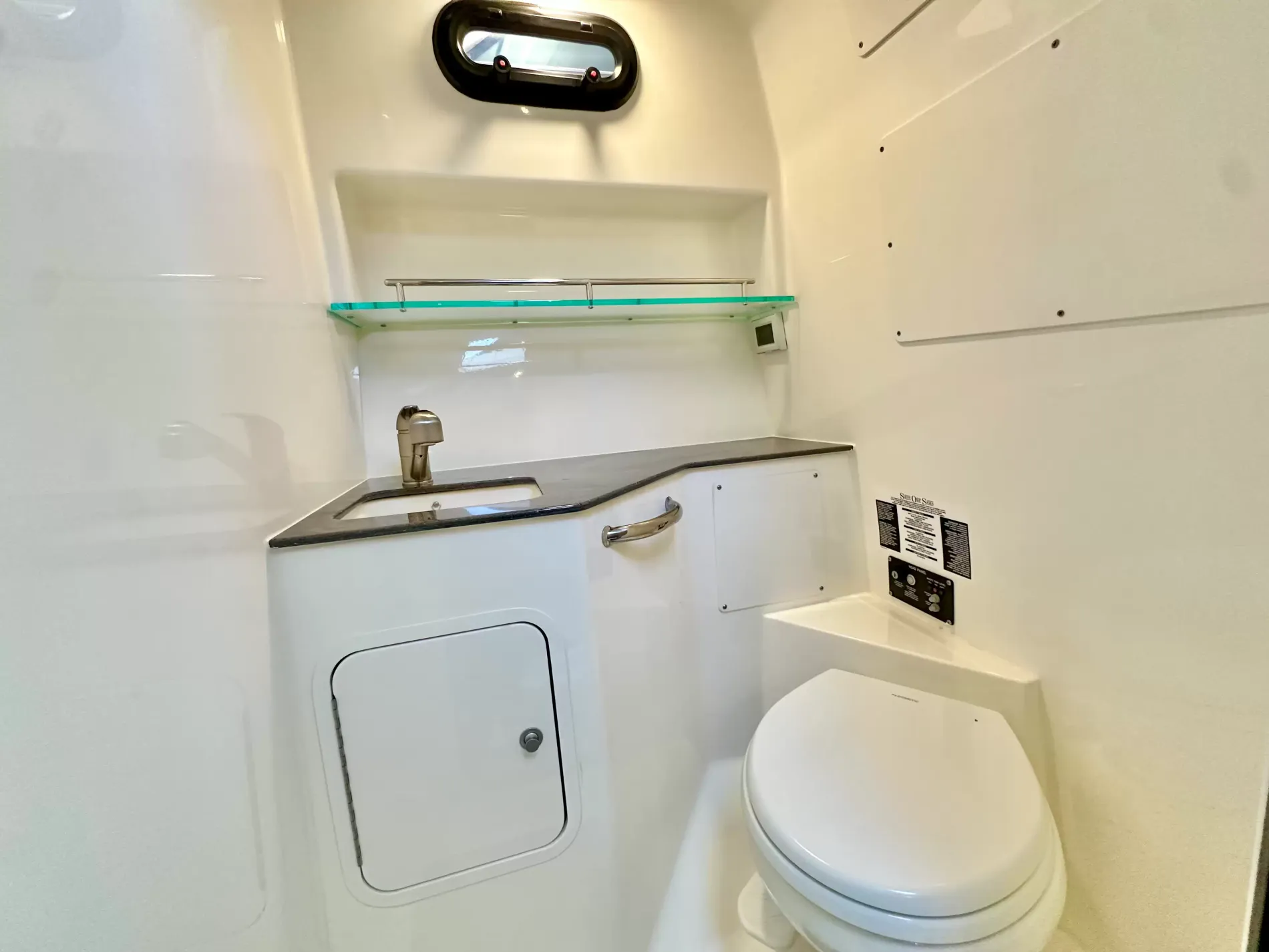 Pre-Owned 2020 Boston whaler 325 Conquest for Sale | Vancouver, BC | M&P Yacht Centre | 6ac6861e7c52e6089b0ec7f1