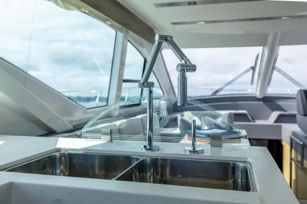 2018 Cruisers Yachts 60 FLY detail image 28