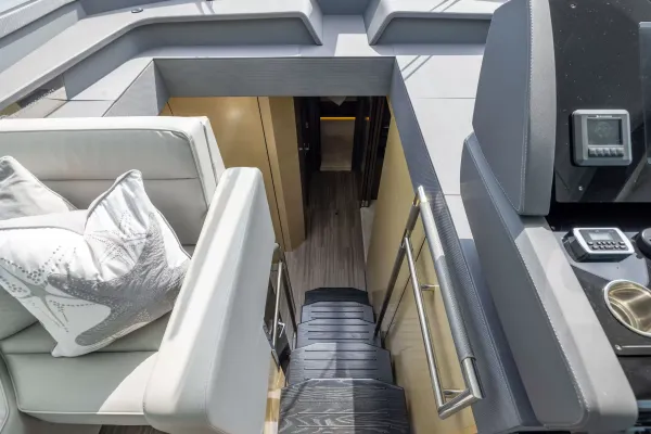 2018 Cruisers Yachts 60 FLY detail image 39