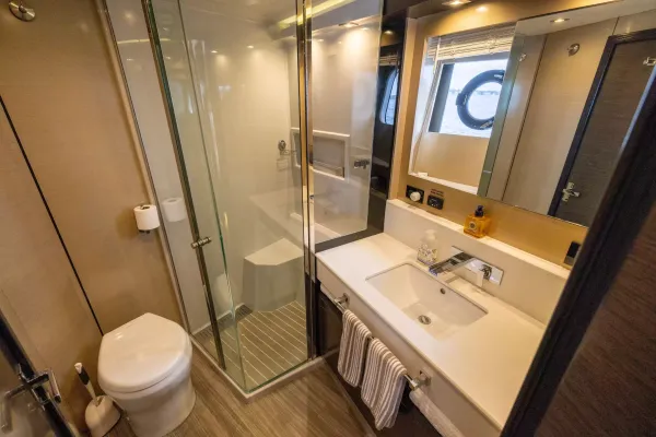 2018 Cruisers Yachts 60 FLY detail image 47