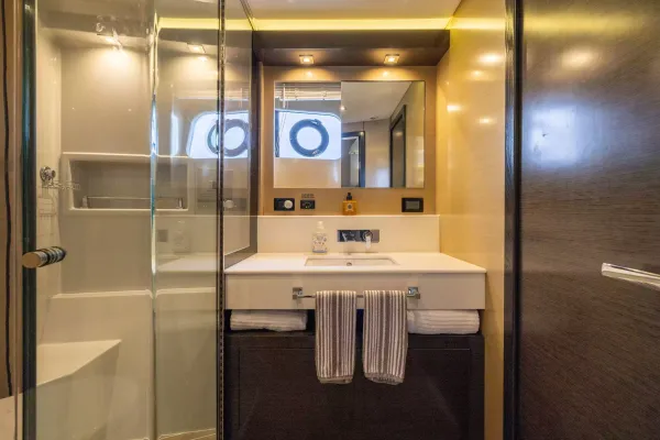 2018 Cruisers Yachts 60 FLY detail image 49