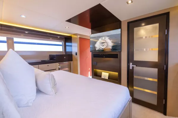 2018 Cruisers Yachts 60 FLY detail image 59