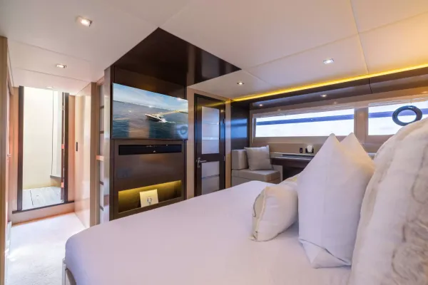 2018 Cruisers Yachts 60 FLY detail image 60