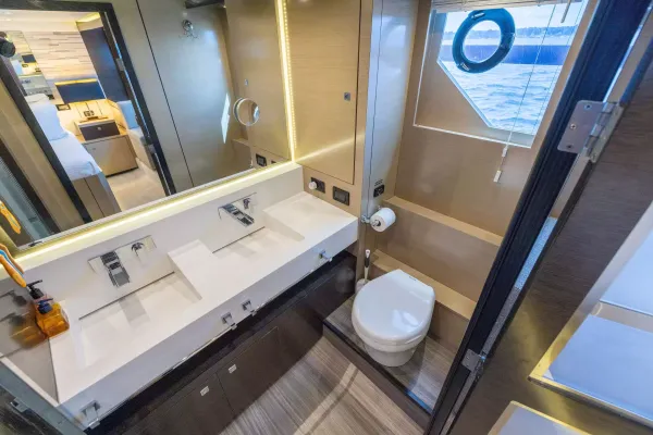 2018 Cruisers Yachts 60 FLY detail image 63