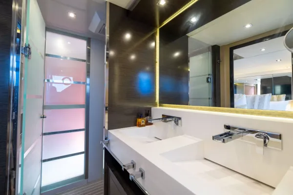 2018 Cruisers Yachts 60 FLY detail image 64