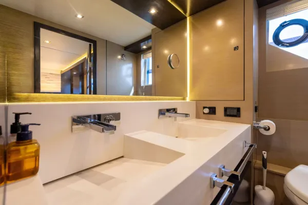 2018 Cruisers Yachts 60 FLY detail image 67