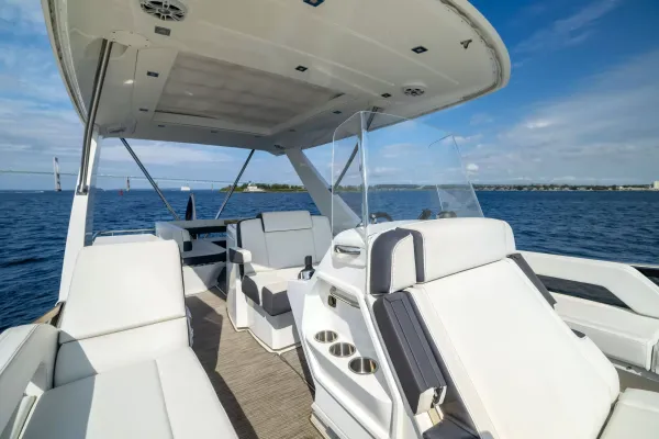2018 Cruisers Yachts 60 FLY detail image 68