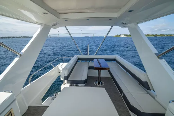 2018 Cruisers Yachts 60 FLY detail image 69