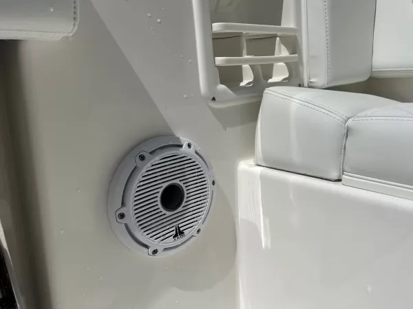 2027 Pursuit DC 266 detail image 8
