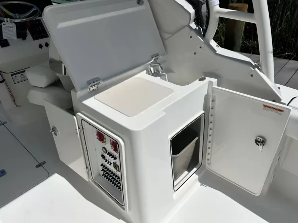 2027 Pursuit DC 266 detail image 9