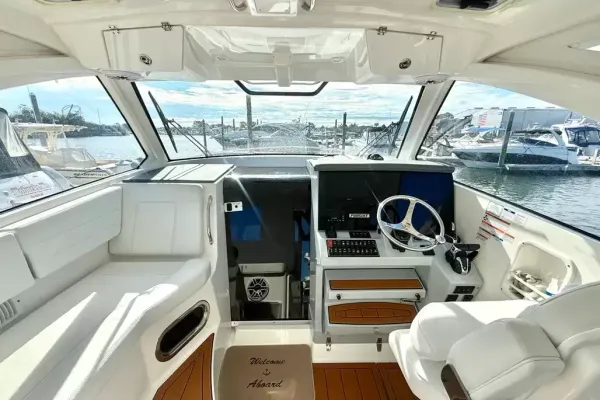 2023 Pursuit OS 355 detail image 18