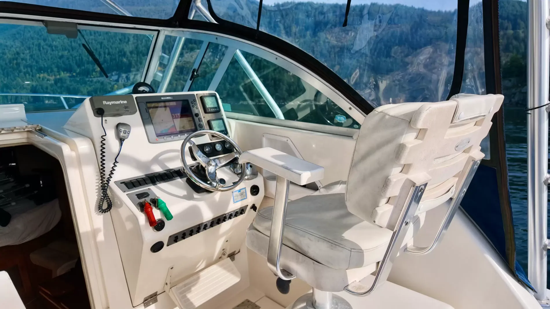 Pre-Owned 2006 Rampage 30 Express for Sale | Vancouver, BC | M&P Yacht Centre | 6abad9e269db4f4f2e0636d6