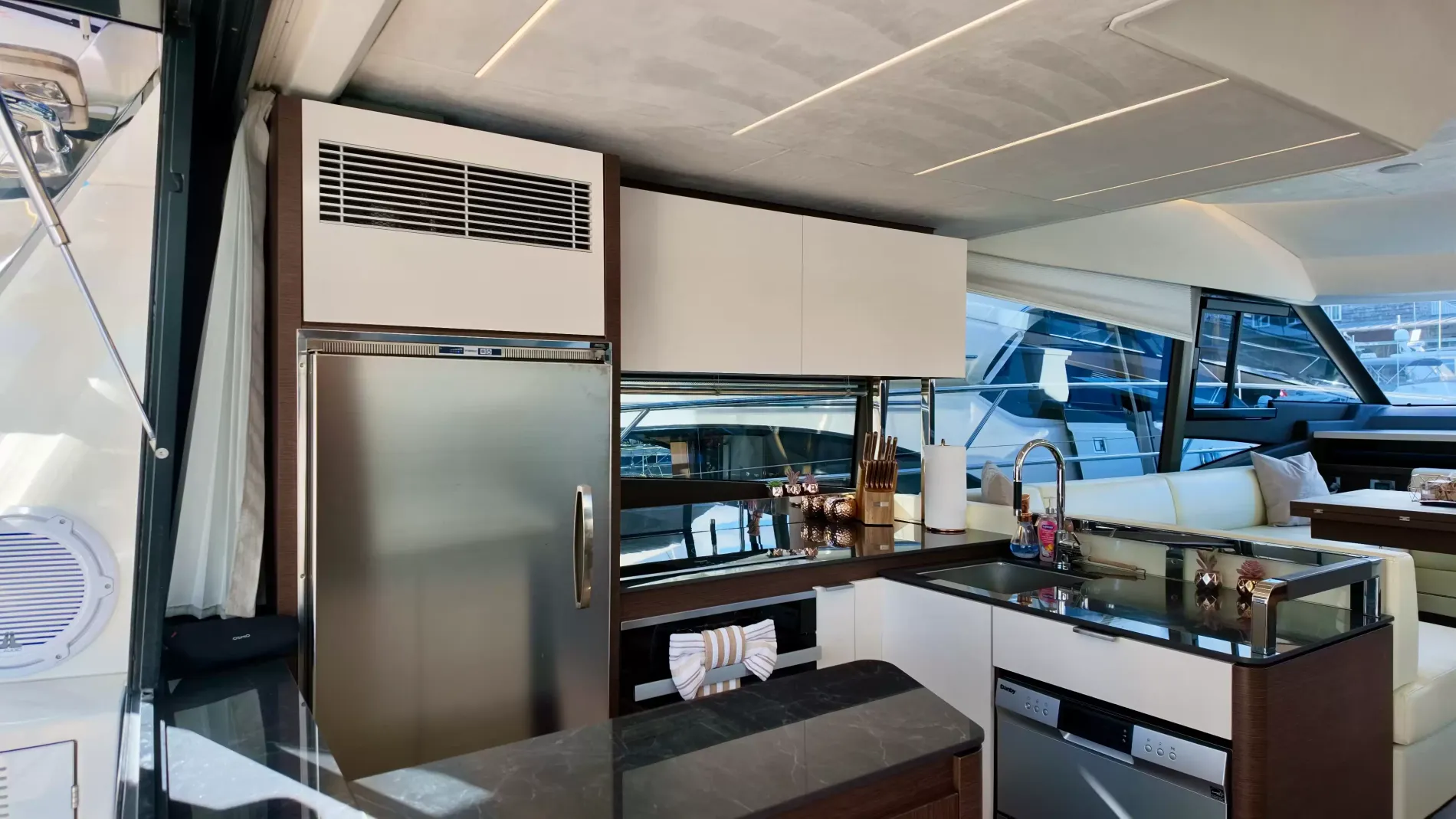 Pre-Owned 2022 Prestige 590 Fly for Sale | Vancouver, BC | M&P Yacht Centre | 697bac93f6038689a0043c9e