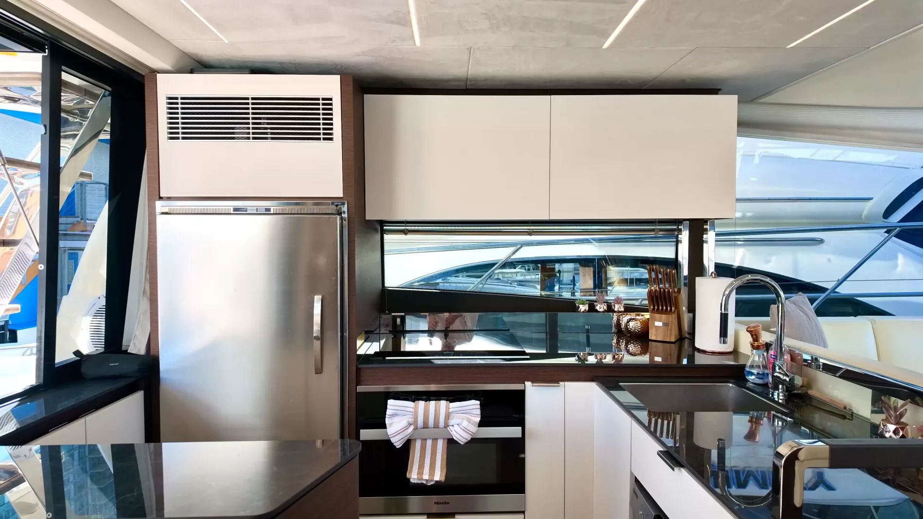 Pre-Owned 2022 Prestige 590 Fly for Sale | Vancouver, BC | M&P Yacht Centre | 697bac93f6038689a0043c9e