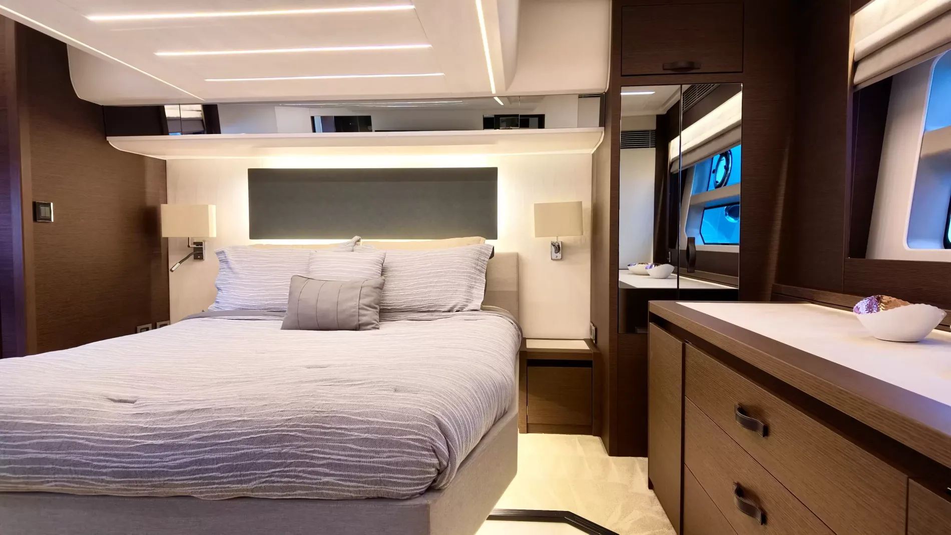 Pre-Owned 2022 Prestige 590 Fly for Sale | Vancouver, BC | M&P Yacht Centre | 697bac93f6038689a0043c9e