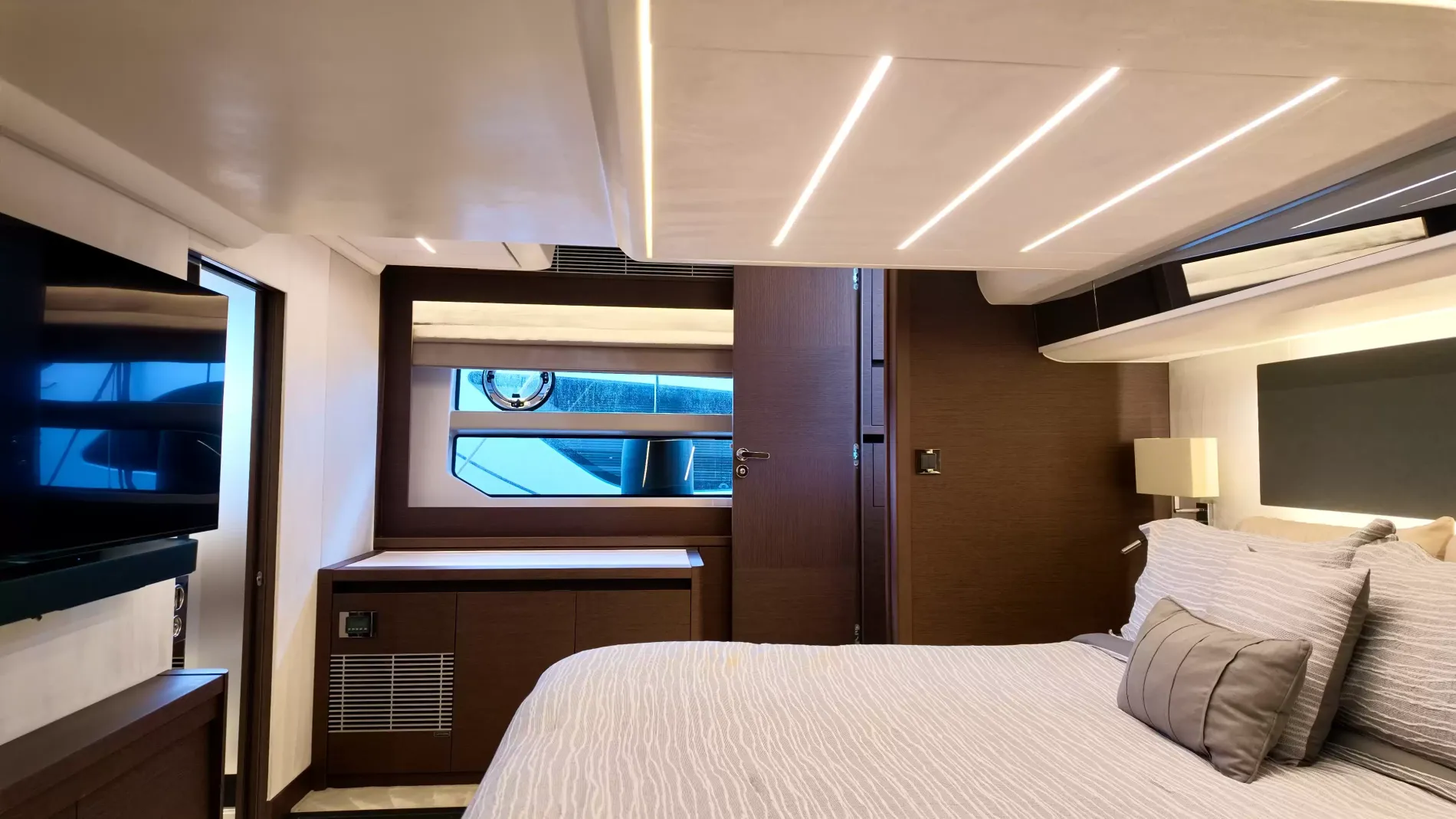 Pre-Owned 2022 Prestige 590 Fly for Sale | Vancouver, BC | M&P Yacht Centre | 697bac93f6038689a0043c9e