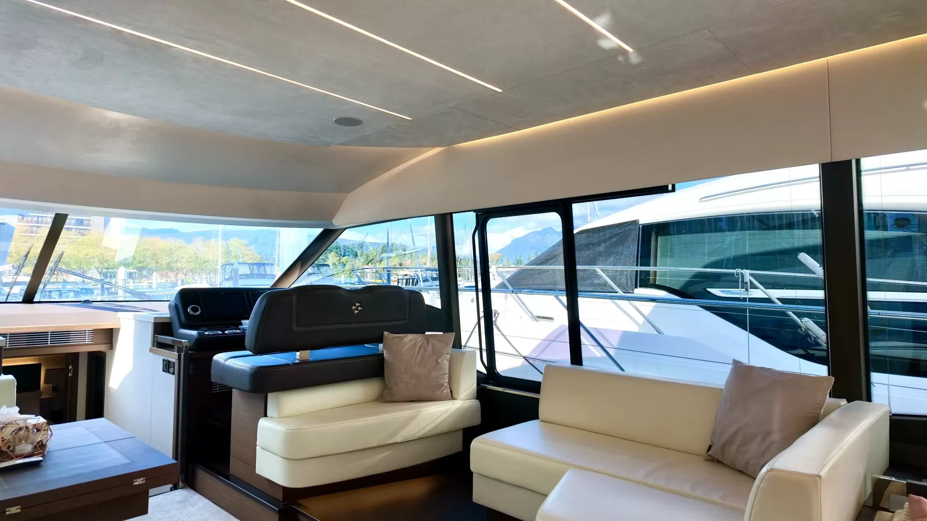 Pre-Owned 2022 Prestige 590 Fly for Sale | Vancouver, BC | M&P Yacht Centre | 697bac93f6038689a0043c9e