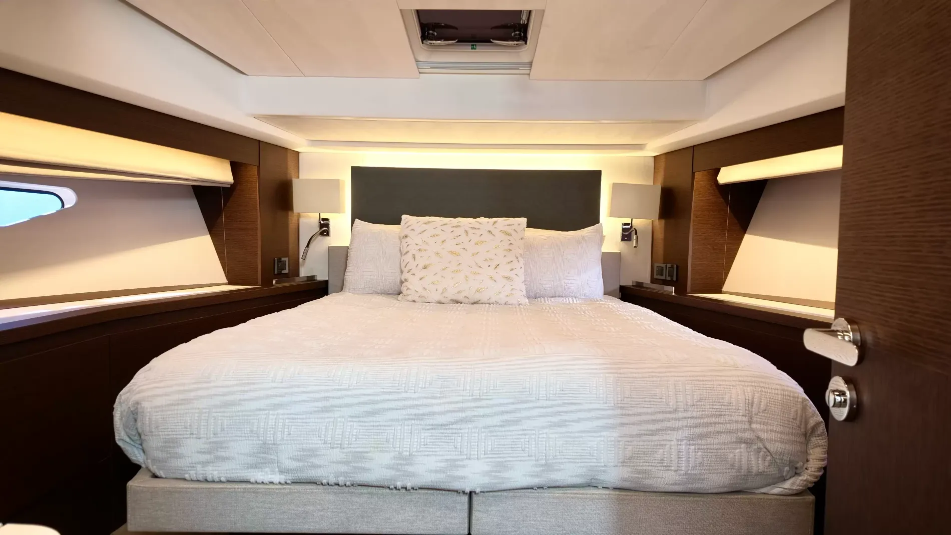 Pre-Owned 2022 Prestige 590 Fly for Sale | Vancouver, BC | M&P Yacht Centre | 697bac93f6038689a0043c9e