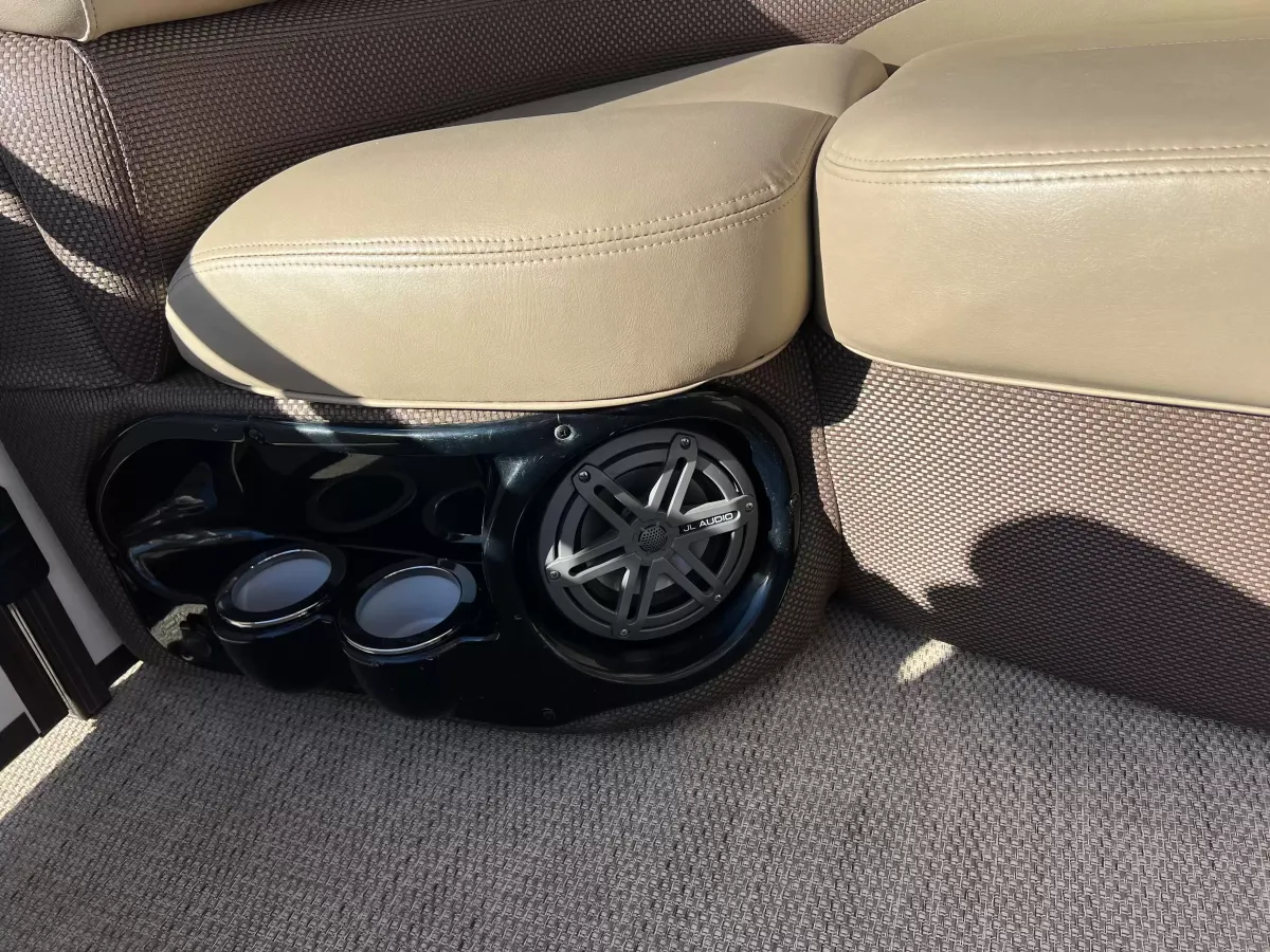 2017 Regency 254 LE-18