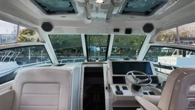 Pre-Owned 2017 Boston whaler 345 Conquest for Sale | Vancouver, BC | M&P Yacht Centre | 6adbd4ebb1a525829c0a6ddb