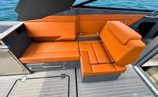 2023 Cruisers Yachts 34 GLS - OB SOUTH BEACH detail image 7