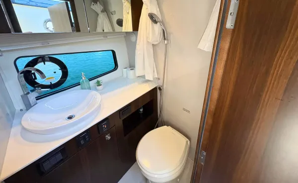 2023 Cruisers Yachts 34 GLS - OB SOUTH BEACH detail image 24