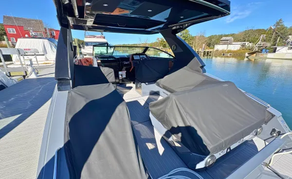 2023 Cruisers Yachts 34 GLS - OB SOUTH BEACH detail image 29